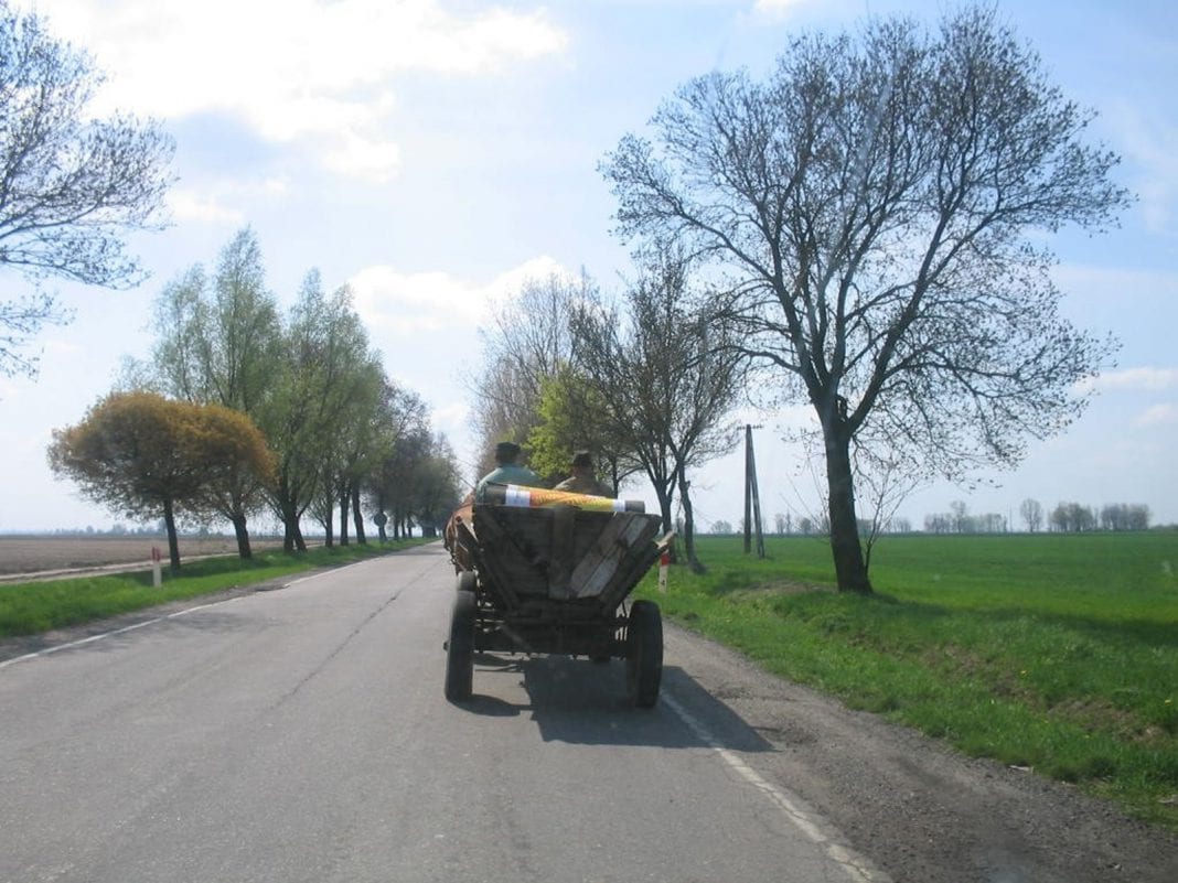 Traktor na wiejskiej drodze