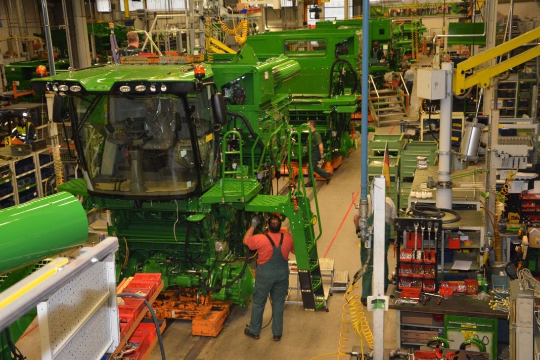 Dlaczego warto odwiedzić fabrykę przed inwestycją w maszynę rolniczą?