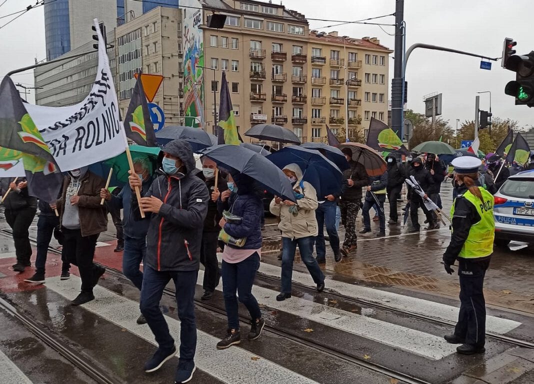 Warszawa - Protest rolników w Warszawie przeciwko przyjęciu 