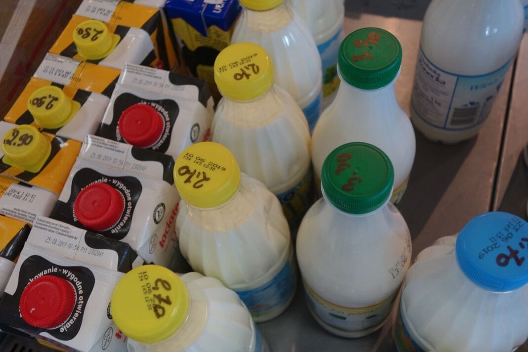 Mleko w kartanach i butelkach w sklepie