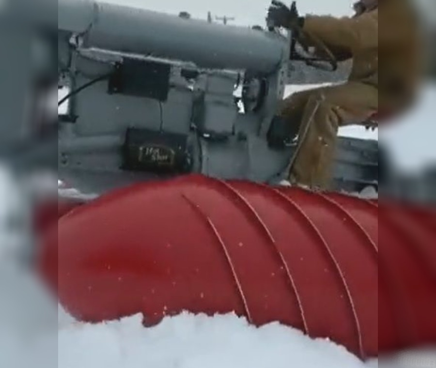 dziwny ciągnik na śniegu