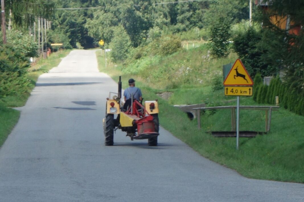 Ciągnik rolniczy na drodze
