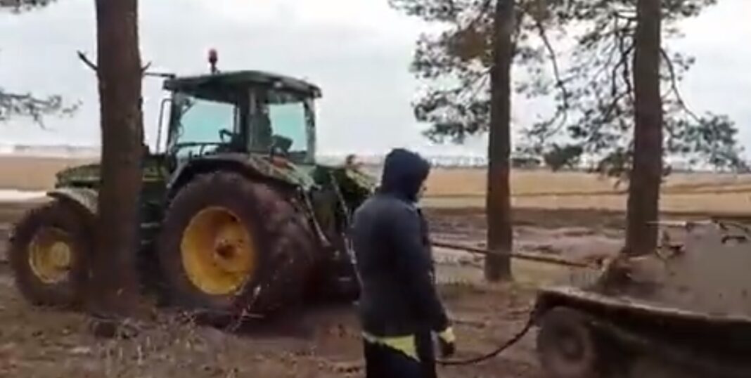 Żniwa ukraińskich rolników na rosyjskich pojazdach bojowych [video]